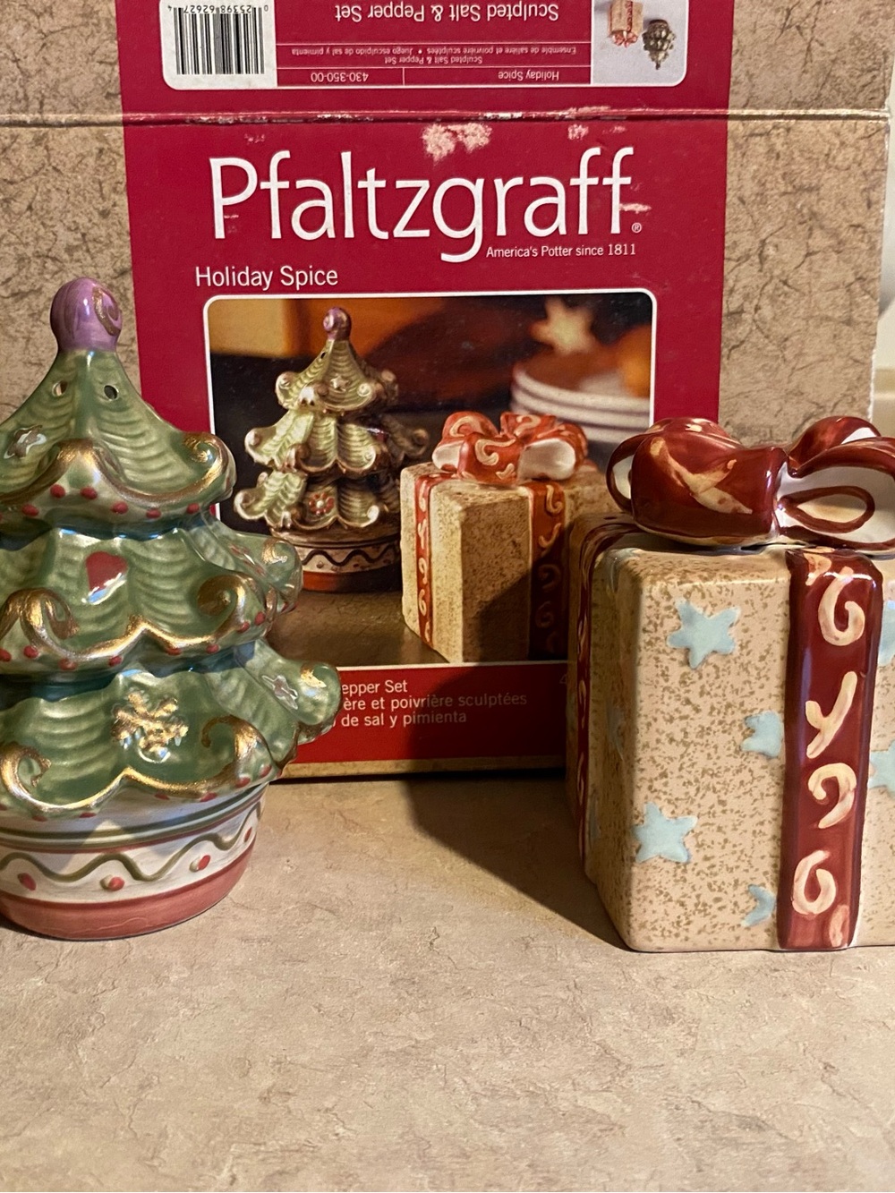NEW Pfaltzgraff Holiday Spice Salt & Pepper Set Ceramic Christmas Tree & Present